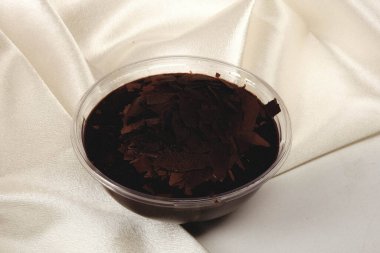 Masada çikolata olan lezzetli profiteroller.