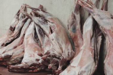 Büyük çiğ domuz eti pişirmeye hazır.