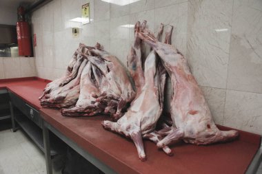 Büyük çiğ domuz eti pişirmeye hazır.