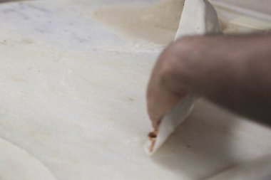 Türk pizzası ya da lahmacun yapmak - Akdeniz ülkelerinde fast food ve popüler sokak yemekleri. Hamur, kıyma ve sebze karışımı Türk pidesini pişirmek için..