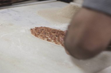 Türk pizzası ya da lahmacun yapmak - Akdeniz ülkelerinde fast food ve popüler sokak yemekleri. Hamur, kıyma ve sebze karışımı Türk pidesini pişirmek için..