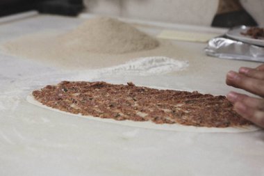 Türk pizzası ya da lahmacun yapmak - Akdeniz ülkelerinde fast food ve popüler sokak yemekleri. Hamur, kıyma ve sebze karışımı Türk pidesini pişirmek için..