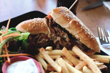 Lezzetli ev yapımı sosisli sandviç ve patates kızartması. 