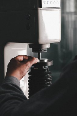 Fabrikadaki üretim tesisleri ve işçiler