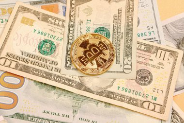 Multi Euro ve Dolar nakit, farklı türde yeni nesil banknotlar, ve bitcoin