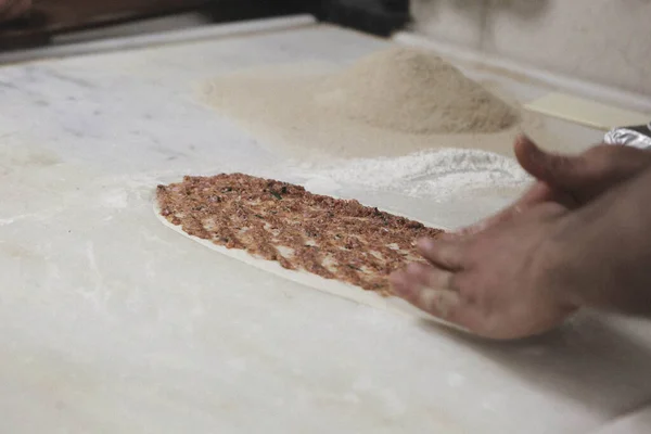 Göra Turkisk Pizza Eller Lahmacun Snabbmat Och Populär Gatumat Medelhavsländerna — Stockfoto