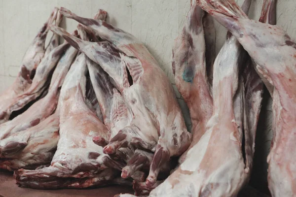 Mutfakta çiğ domuz eti var.