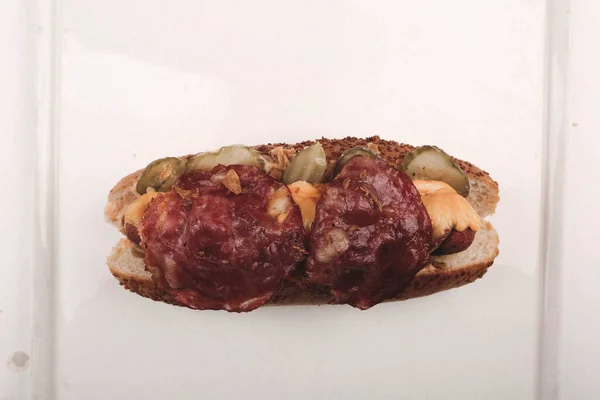 Leckerer Hausgemachter Hotdog Auf Dem Tisch Mit Pommes — Stockfoto