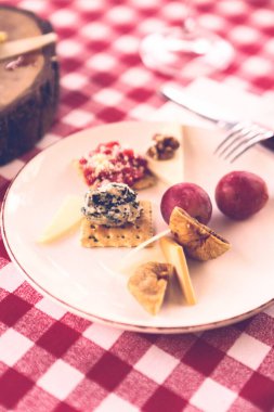Peynir tabağı, gurme şarap ve peynir tabağı.