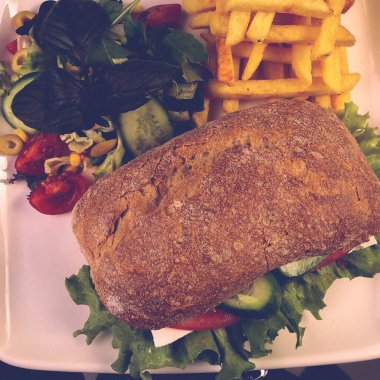 Masada nefis tavuklu sandviç.