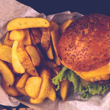 Taze sebzeli ev yapımı hamburger.