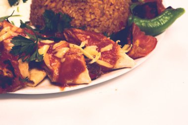 sebze ile süslenmiş Türk Beytide kebap