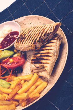 Lezzetli ve etli ızgara sandviç.