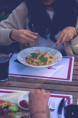 Lezzetli soslu lezzetli klasik İtalyan makarnası..