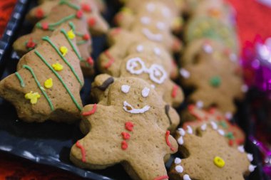 Masadaki adam şeklinde zencefilli kurabiyeler..