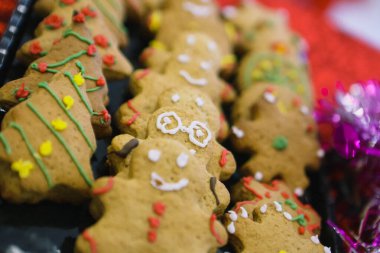 Masadaki adam şeklinde zencefilli kurabiyeler..