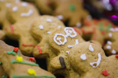 Masadaki adam şeklinde zencefilli kurabiyeler..