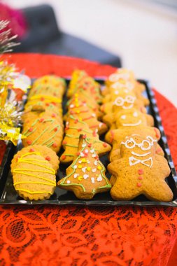 Masadaki adam şeklinde zencefilli kurabiyeler..