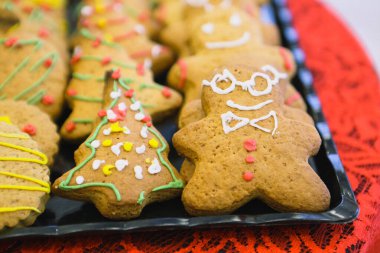 Masadaki adam şeklinde zencefilli kurabiyeler..