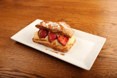 Ahududu ve çilekli puf böreği.