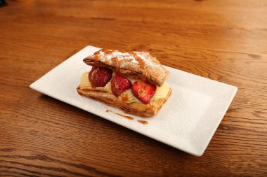 Ahududu ve çilekli puf böreği.