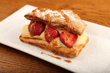 Ahududu ve çilekli puf böreği.