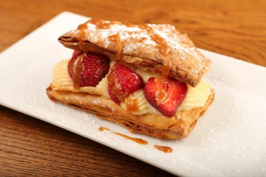 Ahududu ve çilekli puf böreği.