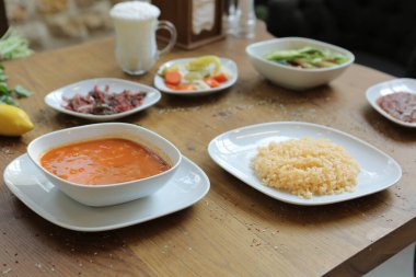 Lezzetli ev yemekleri, çorba, pilav ve ayran. 