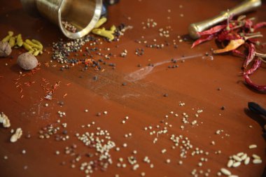 Taze sebzeler, un ve baharatlar masada..