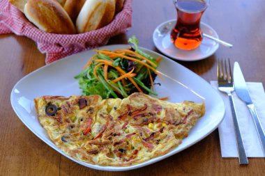Et ve kahvaltı tabağıyla nefis omlet..