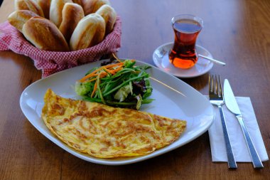 Et ve kahvaltı tabağıyla nefis omlet..