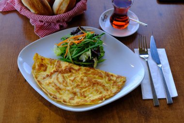 Et ve kahvaltı tabağıyla nefis omlet..
