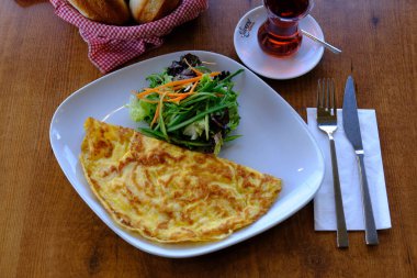 Et ve kahvaltı tabağıyla nefis omlet..