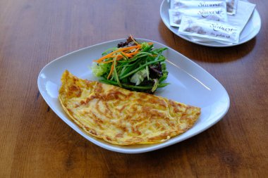 Et ve kahvaltı tabağıyla nefis omlet..
