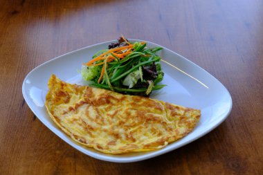 Et ve kahvaltı tabağıyla nefis omlet..