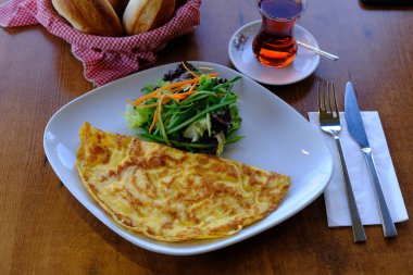Et ve kahvaltı tabağıyla nefis omlet..