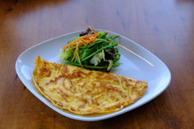 Et ve kahvaltı tabağıyla nefis omlet..