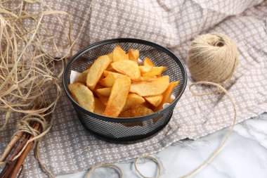 Lezzetli abur cubur tabağı, patates kızartması, soğan halkası, börek veya sosis. 