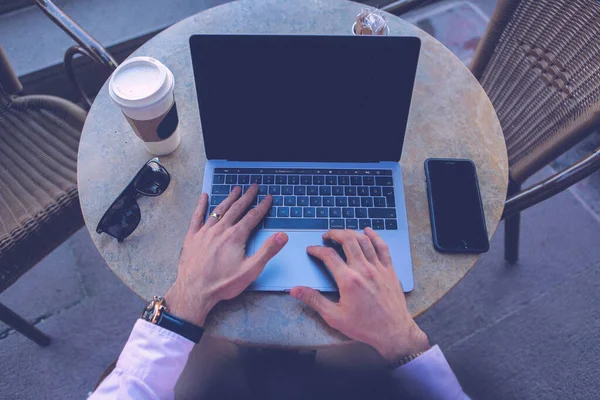 Людина Використовує Ноутбук Порожнім Білим Екраном Стільниці — стокове фото