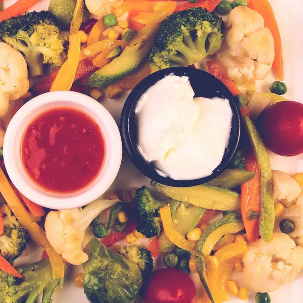 健康的な野菜料理 カリフラワーとブロッコリー — ストック写真