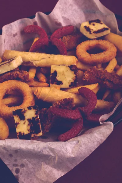 Deliciosos Petiscos Batatas Fritas Anéis Cebola Pãezinhos Salsichas Mesa — Fotografia de Stock