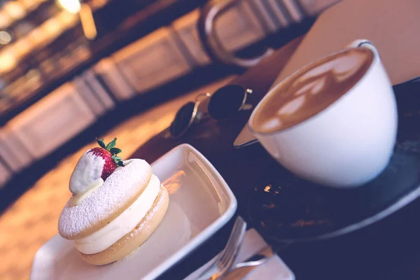 Una Fetta Torta Deliziosa Una Tazza Caffè — Foto Stock