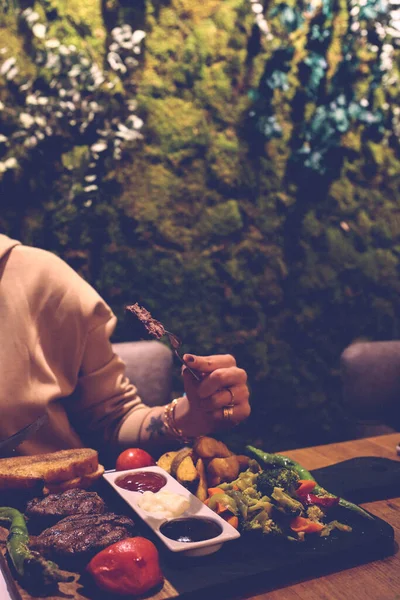 テーブルの上のおいしい肉料理 — ストック写真