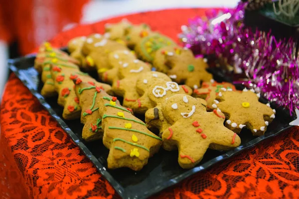 Galletas Jengibre Forma Hombre Sobre Mesa — Foto de Stock