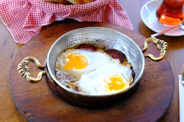 테이블 맛있는 스크램블드에그 — 스톡 사진