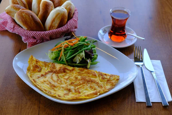 Omletă Delicioasă Farfurie Carne Mic Dejun Masă — Fotografie, imagine de stoc