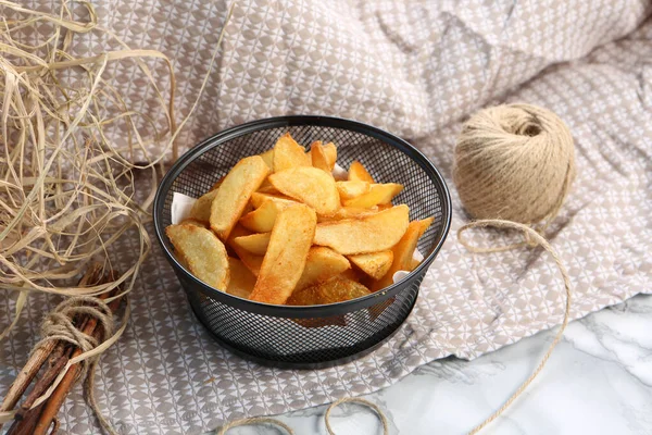 Νόστιμο Σνακ Πιάτο Τηγανητές Πατάτες Δαχτυλίδια Κρεμμυδιού Ρολό Άνοιξης Λουκάνικα — Φωτογραφία Αρχείου