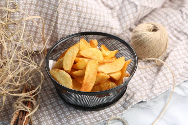 Utsökt Snacksplatta Pommes Frites Lökringar Vårrullar Eller Korv Bordet — Stockfoto