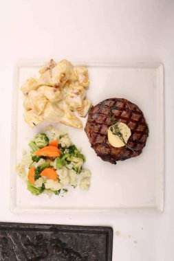 Taze ızgara biftek eti. 