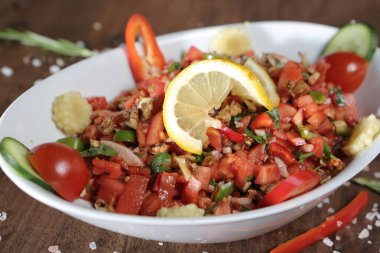 Taze salata tabağı ile karışık yeşillik